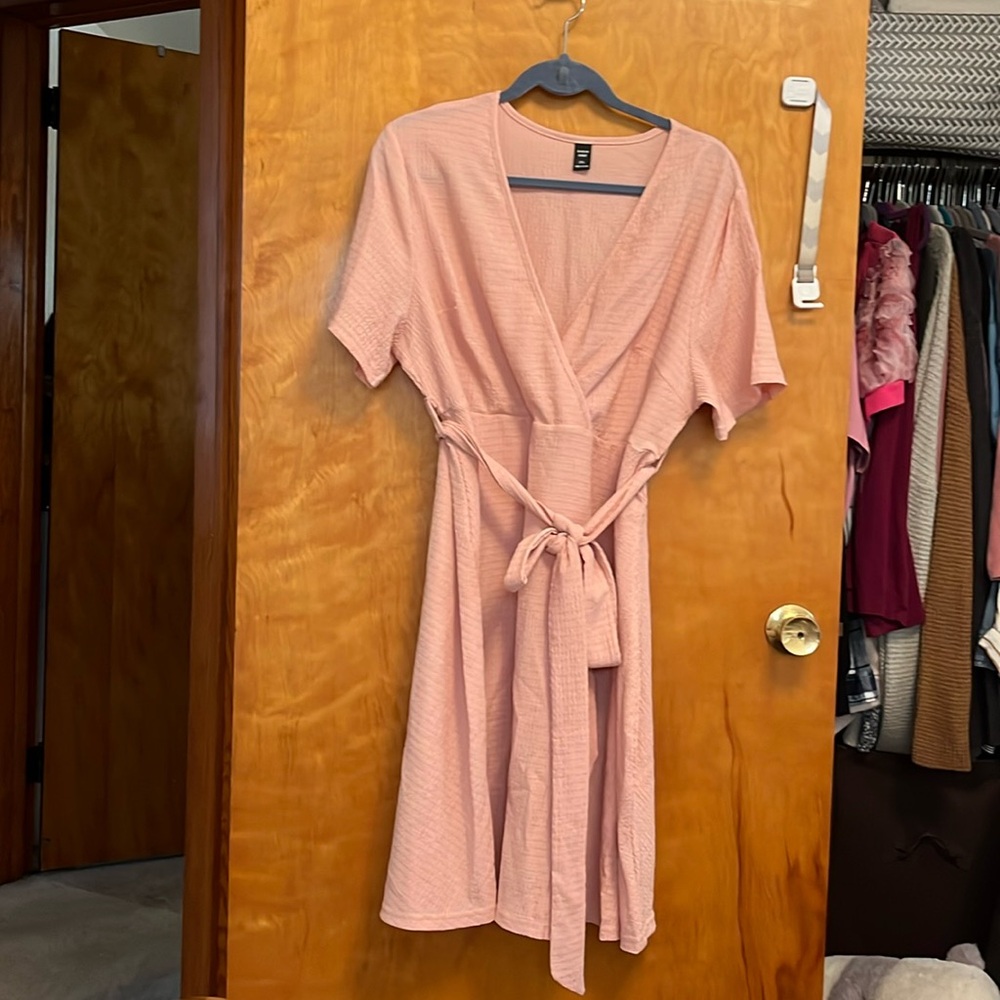 Stretchy blush dress with tie